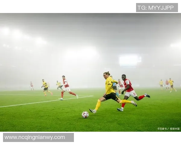 足球明星带球突破瞬间展现技巧与速度的完美结合